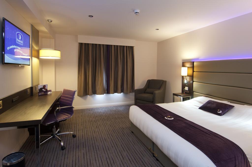 Premier Inn Epsom South Exterior foto