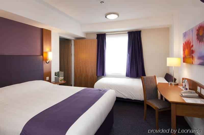 Premier Inn Epsom South Exterior foto